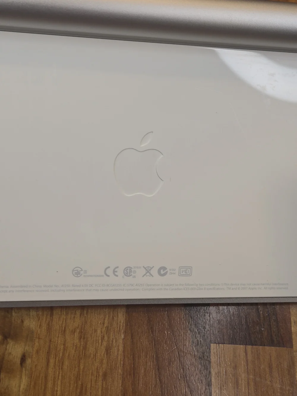 Apple Wireless Bluetooth Keyboard in White and Silver Aluminum